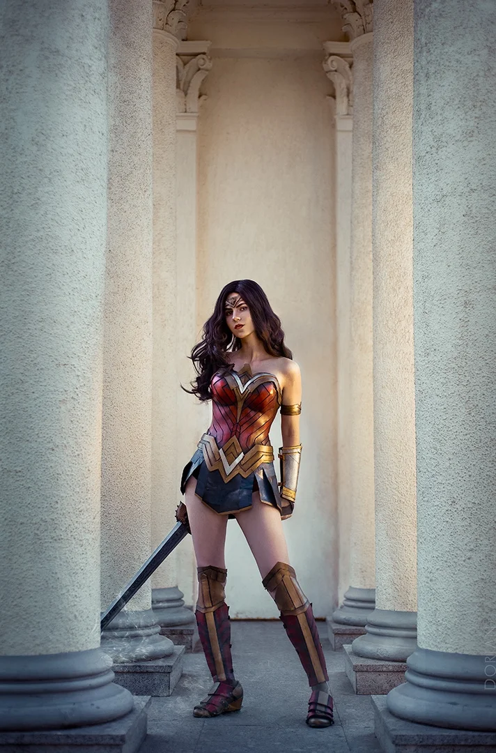 Сильная и красивая Чудо-женщина в косплее по мотивам фильма Wonder Woman - фото 11