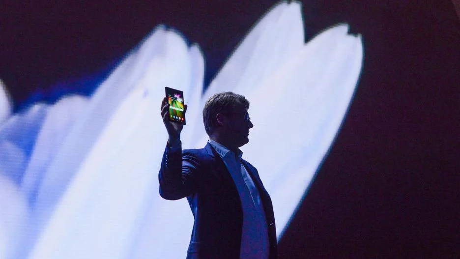 Из планшета в телефон: Samsung представила смартфон со складывающимся дисплеем - фото 1