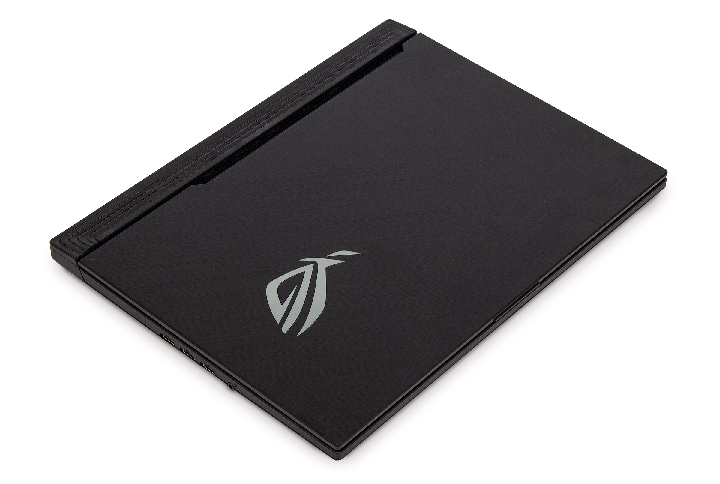 Самые востребованные игровые ноутбуки стоят 50 000-100 00 рублей. Не каждый готов выложить более сотни за средний по производительности лэптоп, а вот за 70 000 — 80 000 тысяч вполне можно потерять немного мощности ПК, но обрести мобильность. В эту ценовую категорию попадает пятнадцатидюймовый ROG Strix G от ASUS, приехавшая к нам на тест. Смотрим, что он предлагает рядовому пользователю.