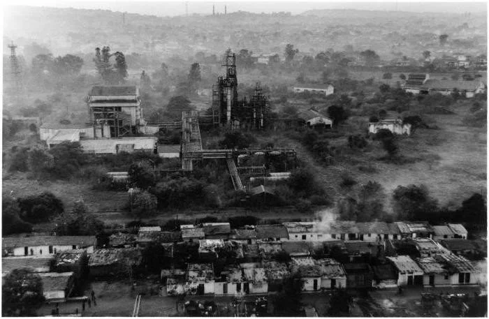 3 декабря 1984 года в индийском городе Бхопал произошел взрыв на местном химическом заводе по производству пестицидов. В атмосферу и на ближайшие территории выбросило ядовитое вещество метилизоцианат, от которого в тот же день погибло 3 тысячи человек. В последующие годы от последствий аварии умерло еще 15 тысяч, а болезни, увечья, травмы и проблемы со здоровьем коснулись сотен тысяч индийцев в том районе. Авария в Бхопале — самая масштабная техногенная катастрофа за всю историю человечества. При этом о ней почти никто не слышал. 