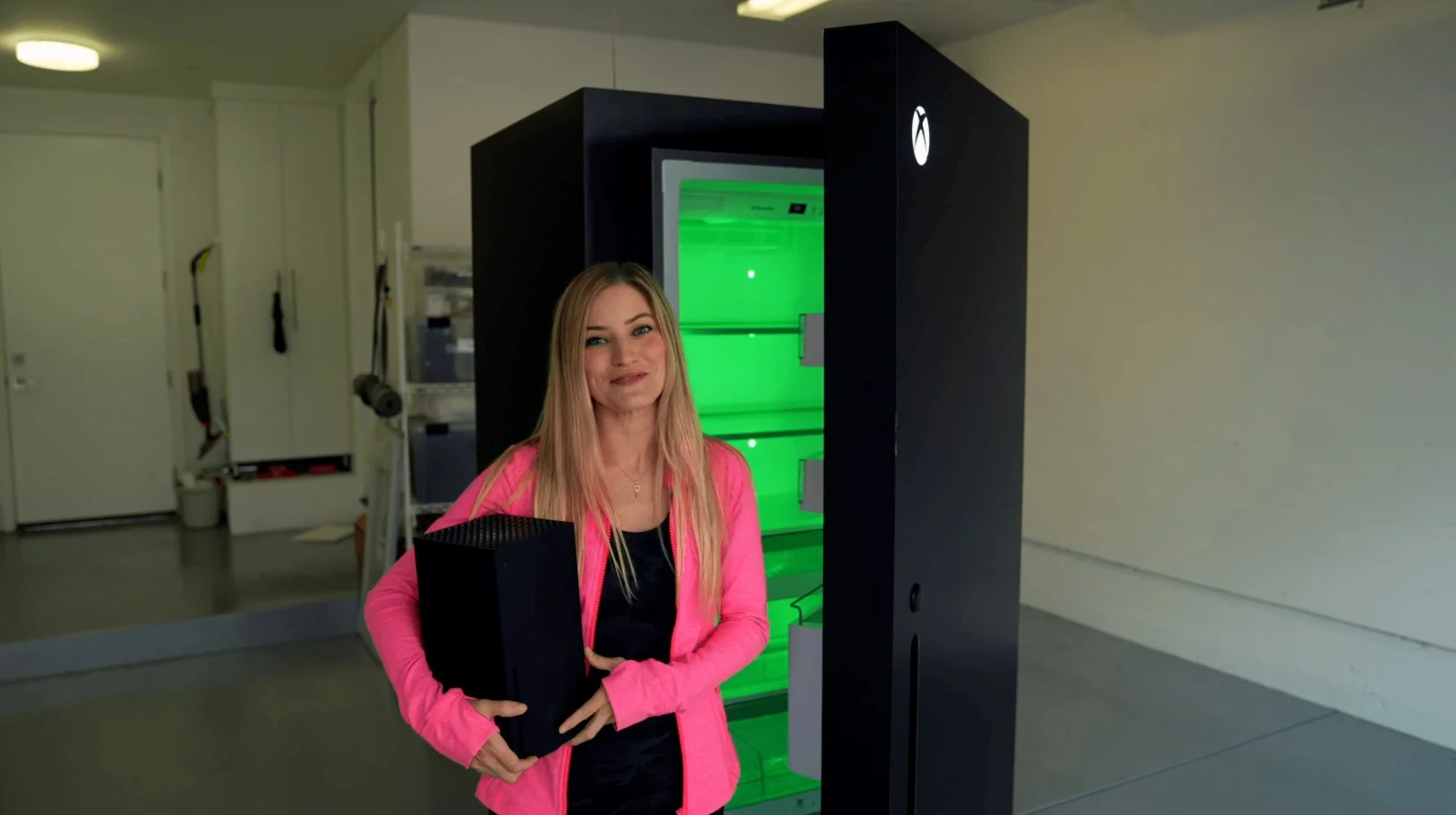 Блогерка распаковала холодильник в стиле Xbox Series X. Он открывается со звуком - фото 1