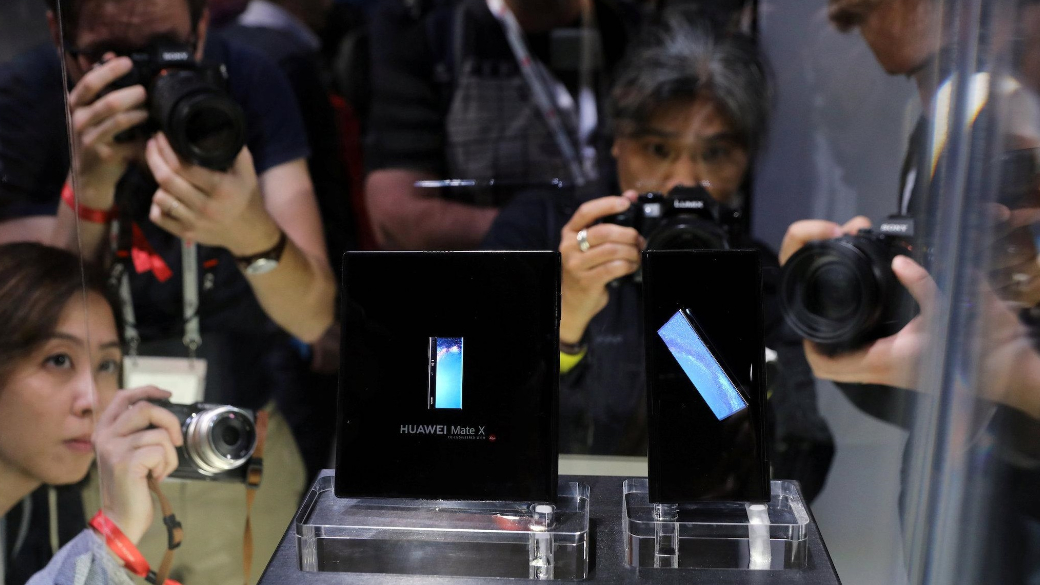 Кроме лучших анонсов выставки MWC 2019, здесь было и много странных презентаций. Некоторые из них, возможно, даже будут хорошо продаваться, а какие-то забудутся после анонса или просто лягут мертвым грузом на складах. Но обо всех этих новинках точно можно сказать, что они самые странные и необычные. Именно о таких гаджетах и пойдет речь в этой подборке. 