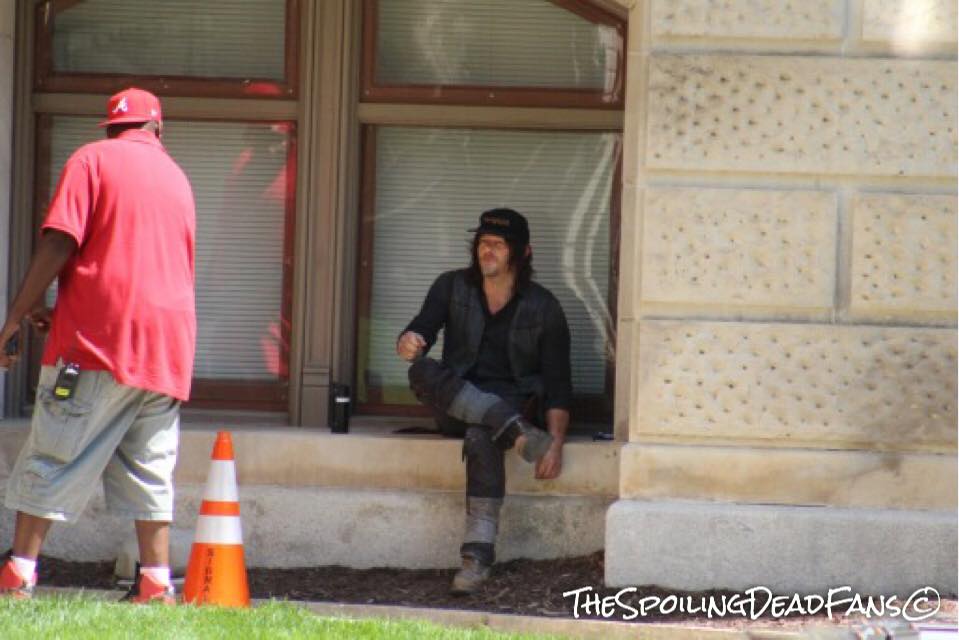 Что Рик и его люди забыли в Вашингтоне? Новые фото со съемок 9 сезона «Ходячих мертвецов» - фото 3