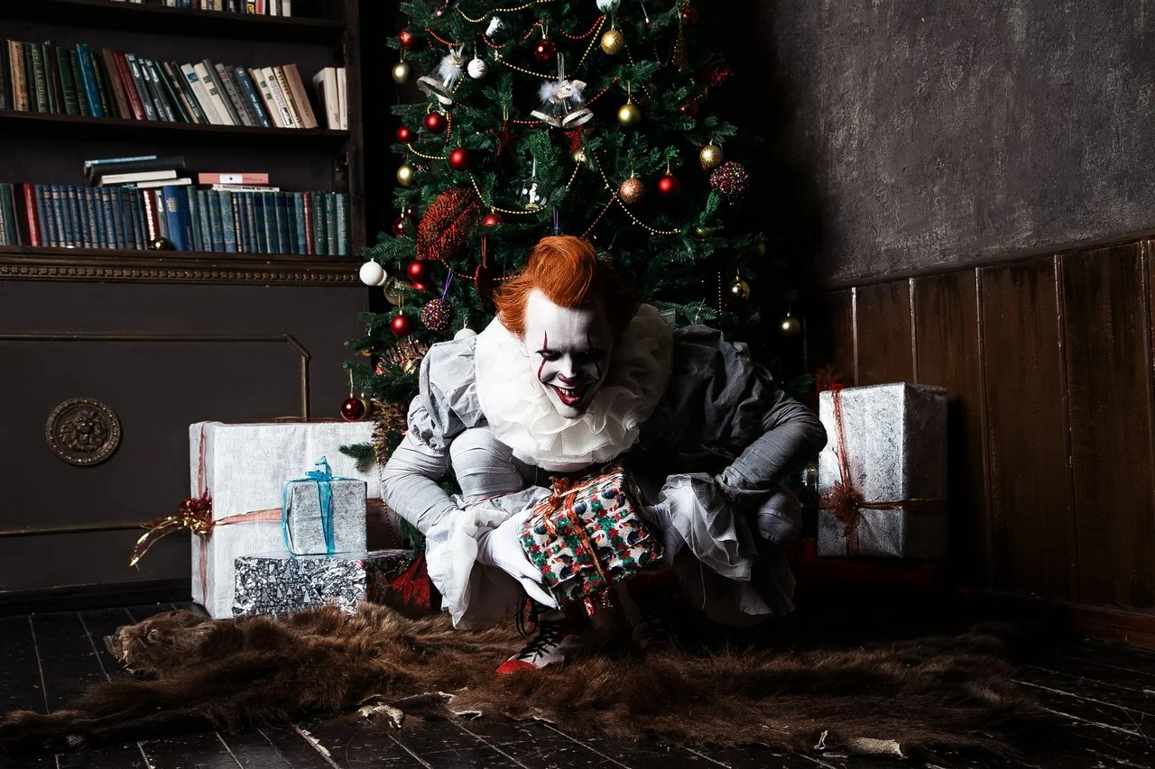 Самый жуткий новогодний косплей дня: клоун Пеннивайз из фильма «Оно» меняет имидж - фото 3