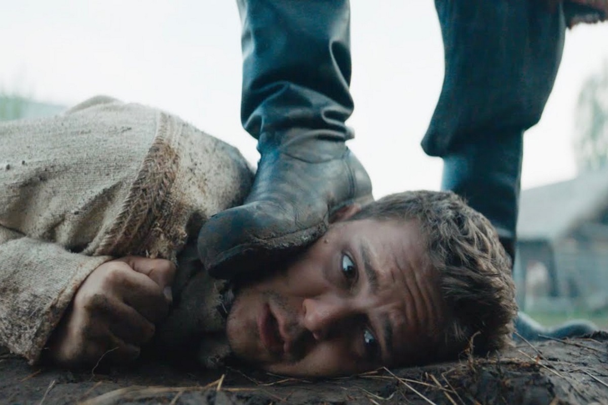 У режиссера Клима Шипенко («Салют-7») в октябре этого года уже вышел «Текст» по одноименному роману Дмитрия Глуховского. Его новый фильм «Холоп» выйдет 26 декабря, но мы уже успели его посмотреть на пресс-показе — и делимся впечатлениями.