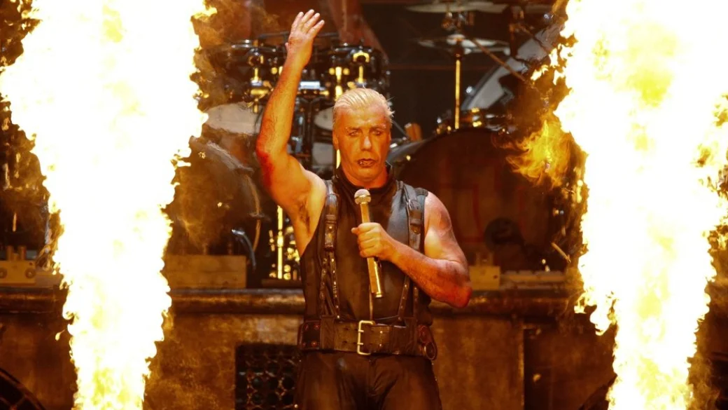 Концерт Rammstein в России: как это было. Старые хиты, вспышки огня и вопли фанатов - фото 1