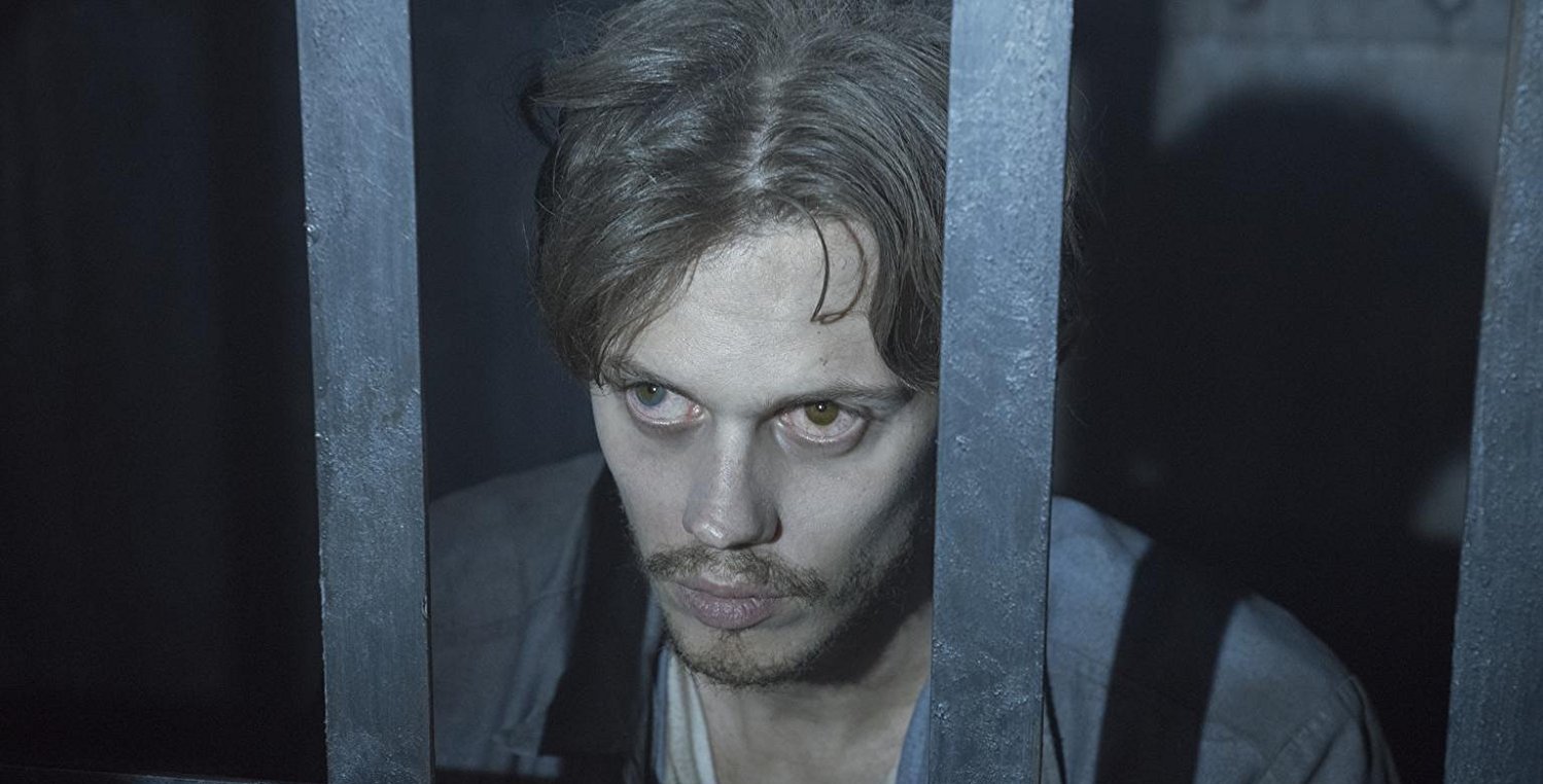 Стивен Кинг — крайне плодовитый писатель, который практически ежегодно дарит нам очередное произведение из-под своей руки. Как такая скорость написания сказывается на качестве текста — вопрос иного рода, зато его простые и местами необычные сюжеты идеально подходят для экранизации. Иногда выходит неплохо («Сияние», «Оно»), чаще — совершенно отвратительно (почти все остальное). Создатели сериала «Касл-Рок» поступили хитрее и не стали экранизировать какой-то конкретный роман или рассказ, вместо этого создав собственную историю на основе мифологии Кинга. И стоит признать, подобный ход сработал. Но звезд с неба от этого сериал хватать не стал.