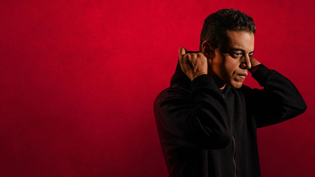 В редакции «Канобу» есть как минимум два человека, которые не просто любят, но в чем-то даже глубоко уважают режиссера Сэма Эсмейла и его «Мистера Робота». За два сезона Эсмейл скрупулезно выстроил эталонную историю о хакере, а в третьем почти в каждой серии переворачивал режиссерские ТВ-каноны. Четвертый же сезон за три серии пока похвастаться ничем не может — скорее, только разочаровывает.