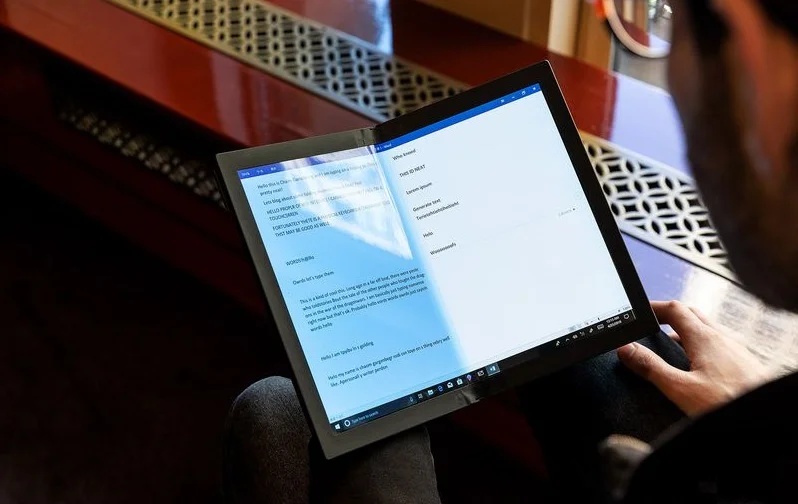Lenovo показала первый в мире ноутбук со складным дисплеем - фото 1