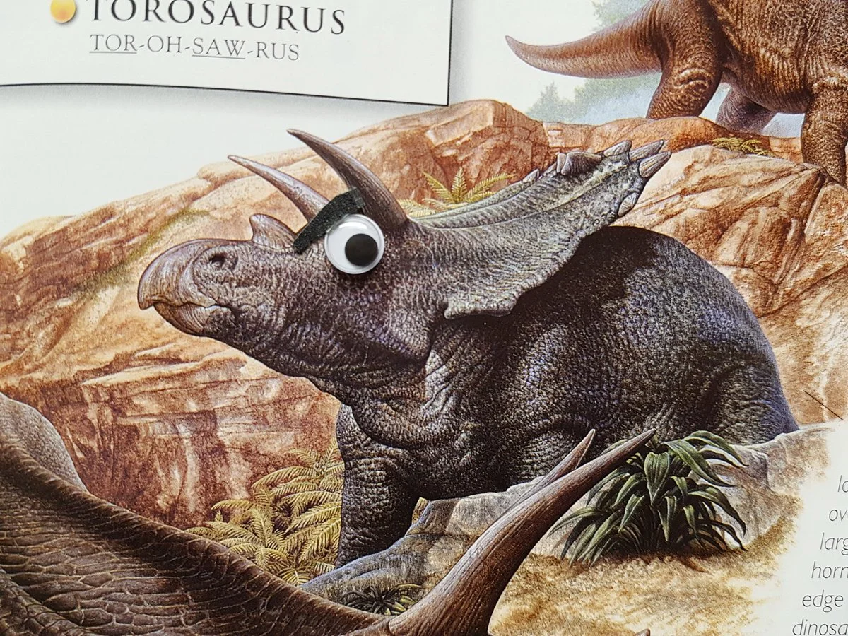 Художница добавила выпученные глаза на изображения динозавров. И они стали выглядеть намного лучше - фото 3