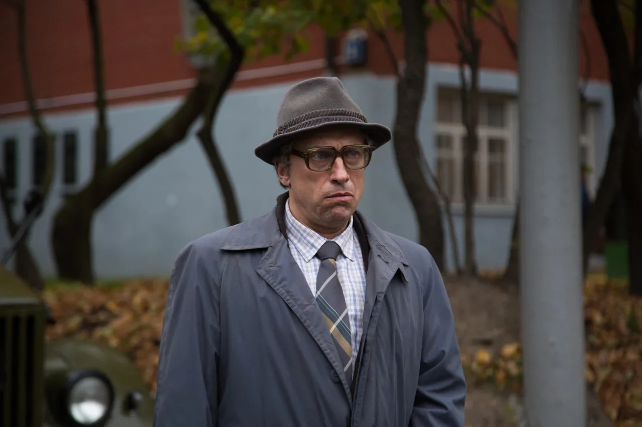 6 мая на платформе Okko вышла финальная серия «Чикатило» с Дмитрием Нагиевым. Сериал получил низкий рейтинг (5,9 на КиноПоиске) и преимущественно плохие отзывы от критиков, а заодно вызвал полемику о том, как серийных убийц нужно освещать в художественных произведениях. Выбрали семь документальных фильмов и сериалов о маньяках, которые можно считать образцовыми по подходу к теме и подаче материала. И объясняем, почему они понравятся и поклонникам жанра true crime и просто тем, кто интересуется историями про серийных убийц.