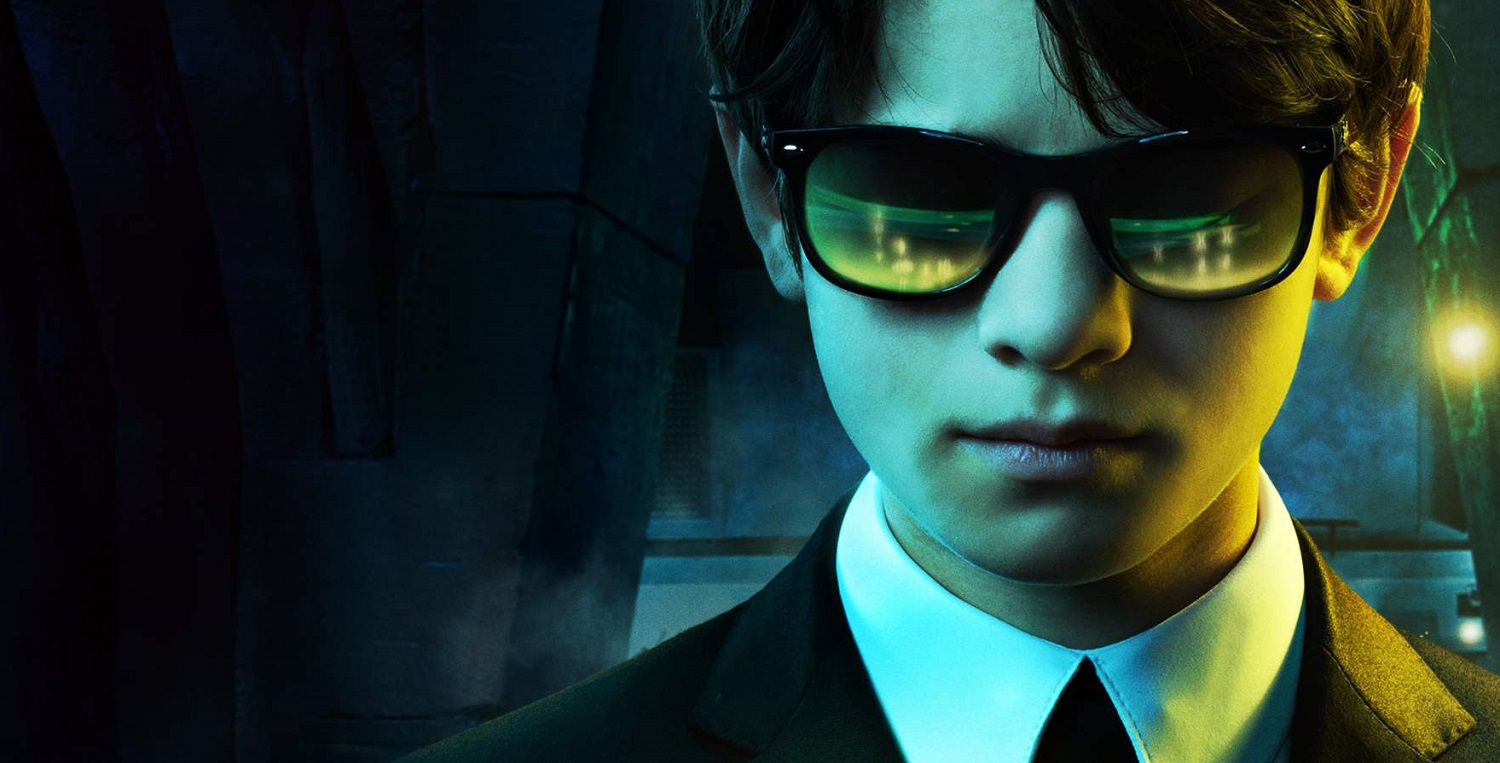 На Disney+ вышел фильм Кеннета Браны «Артемис Фаул» (Artemis Fowl) — экранизация первых двух книг одноименной серии ирландского писателя Йона Колфера. Ожидания армии поклонников первоисточника обернулись крахом. Объясняем, почему у Браны не получилось ни увлекательного фэнтези, ни интересного приключения в мире волшебства и магии.