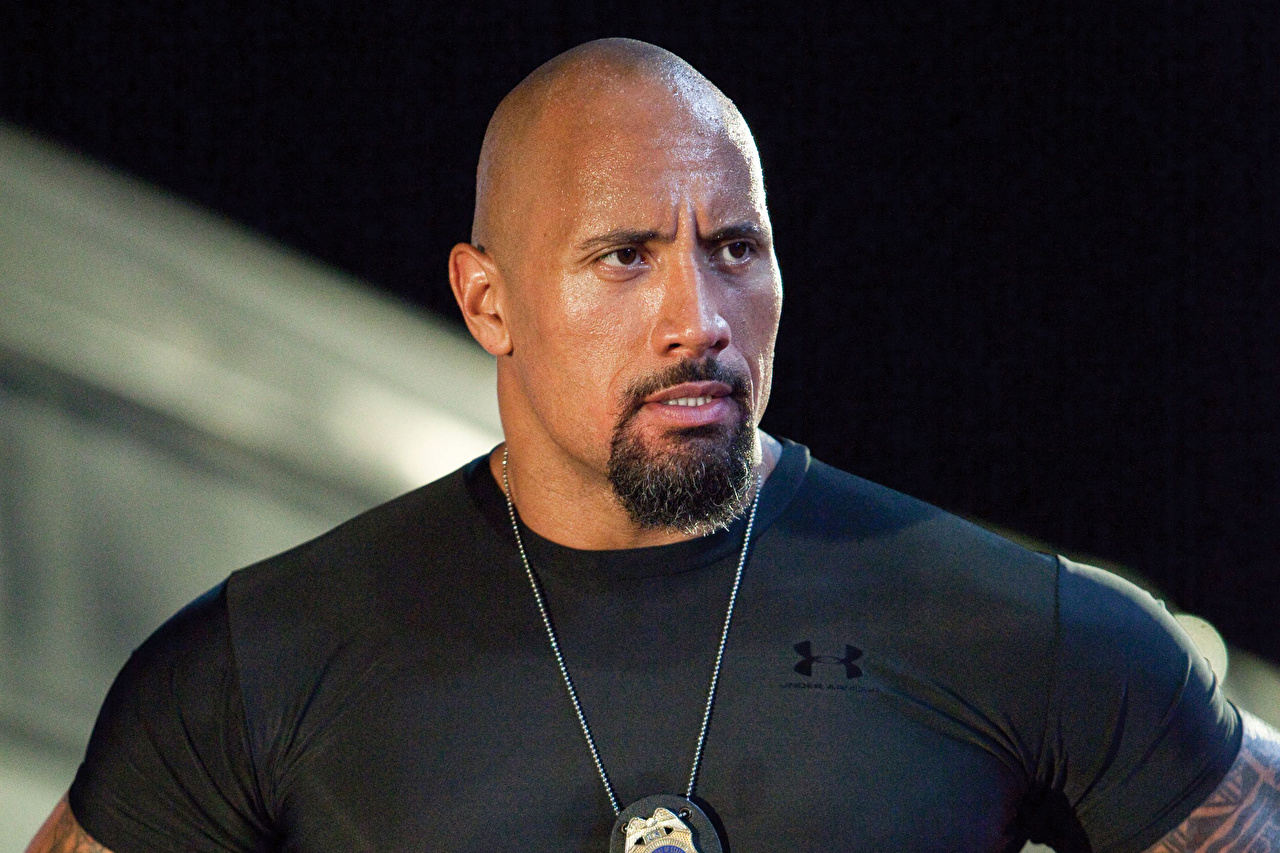 Нынешнюю киноиндустрию уже невозможно представить без Дуэйна «Скалы» Джонсона, который стабильно заглядывает на киноэкраны по несколько раз за год — скажем, в вышедшем на этой неделе «Небоскребе». И пускай снимается Джонсон преимущественно в глупых, но впечатляющих блокбастерах, его жизненный путь полон интересных фактов. Ниже представлены лишь несколько самых любопытных из них.