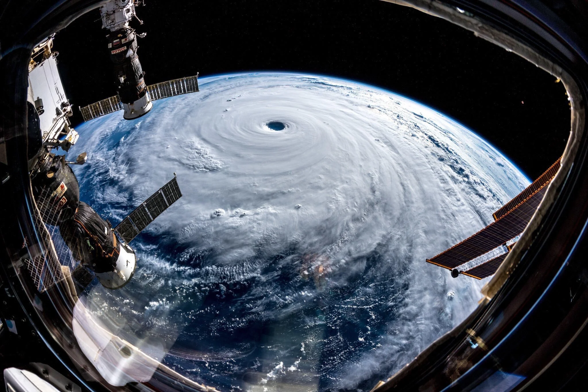 Фото мощнейшего тайфуна «Трами», бушевавшего над Японией в сентябре 2018 года. 