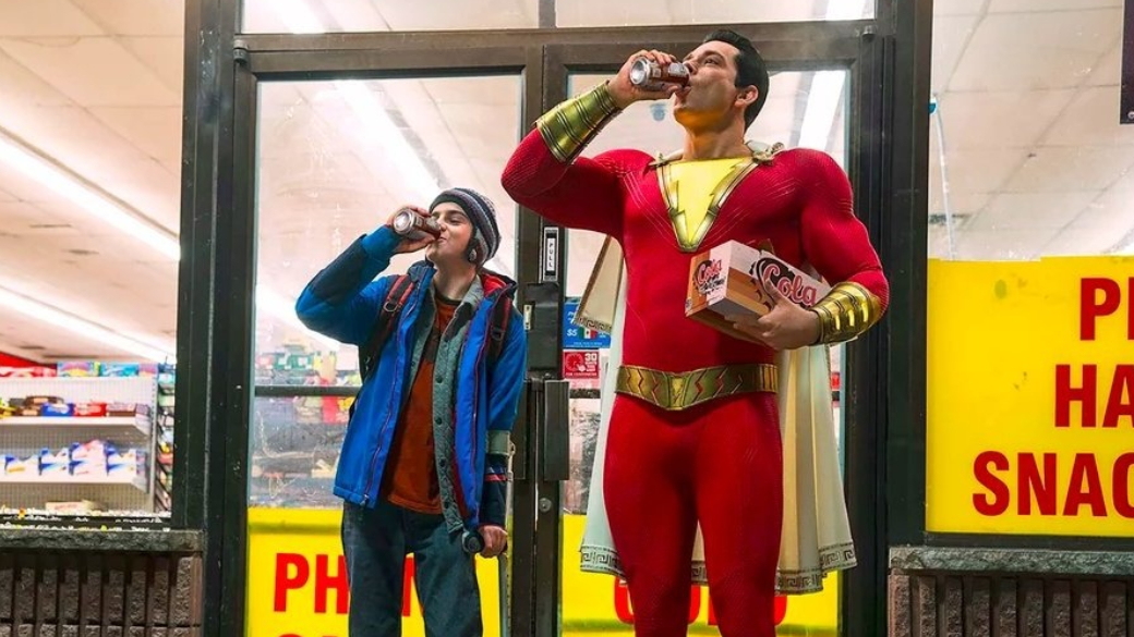 4 апреля в кино выходит новый фильм киновселенной DC, который, подобно «Аквамену», к этой «вселенной» принадлежит лишь формально. «Шазам» (Shazam!) — история простого подростка Билли Бэтсона, который получил способности шести греческих богов. Мне удалось посмотреть фильм на пресс-показе — и в этом материале я объясняю, что у «Шазама» получилось, а что нет.