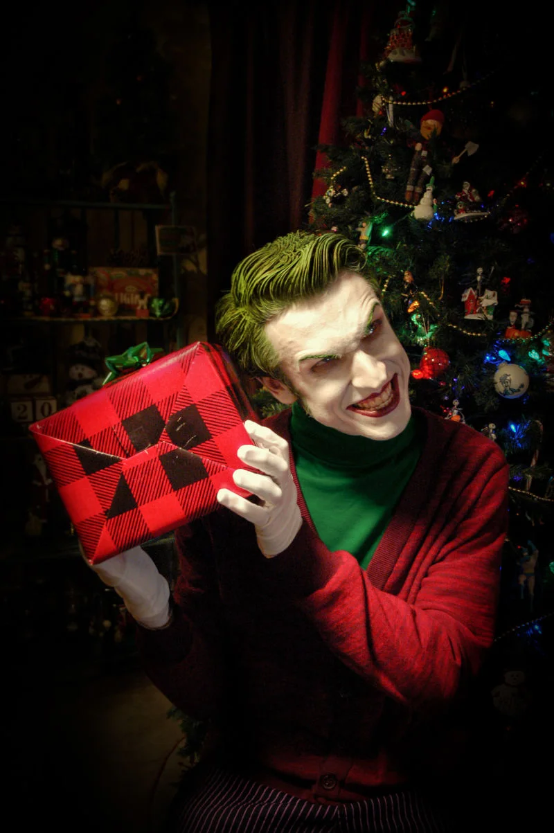 Новогодний косплей дня: персонажи DC открывают подарки. Кого выберете вы? - фото 23