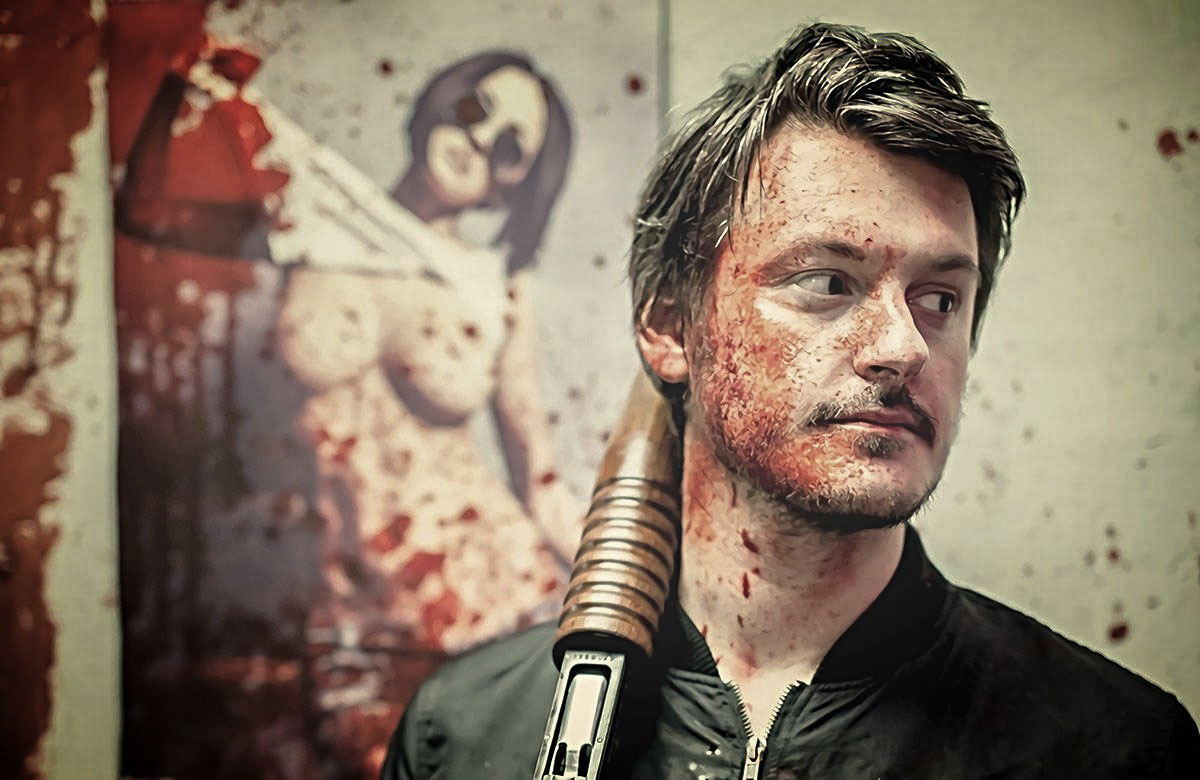 29 июня мне удалось пообщаться с одним из любимых режиссеров «Канобу» — автором «Хардкора» и самых крутых клипов «Ленинграда» Ильей Найшуллером. Речь зашла не только о кассовом статусе «Харкдора», клипмейкерстве и новом фильме Найшуллера с Бобом Оденкерком в главной роли, но и об экшен-кино в целом и великих режиссерах Джоне Ву и Джоне Карпентере. А также видеоиграх — Илья сейчас проходит The Last of Us Part 2 и активно стримит Call of Duty Warzone на Twitch. И о музыке, конечно, — у группы Biting Elbows, в которой Илья выступает фронтменом, на днях вышел новый альбом Shorten the Longing.