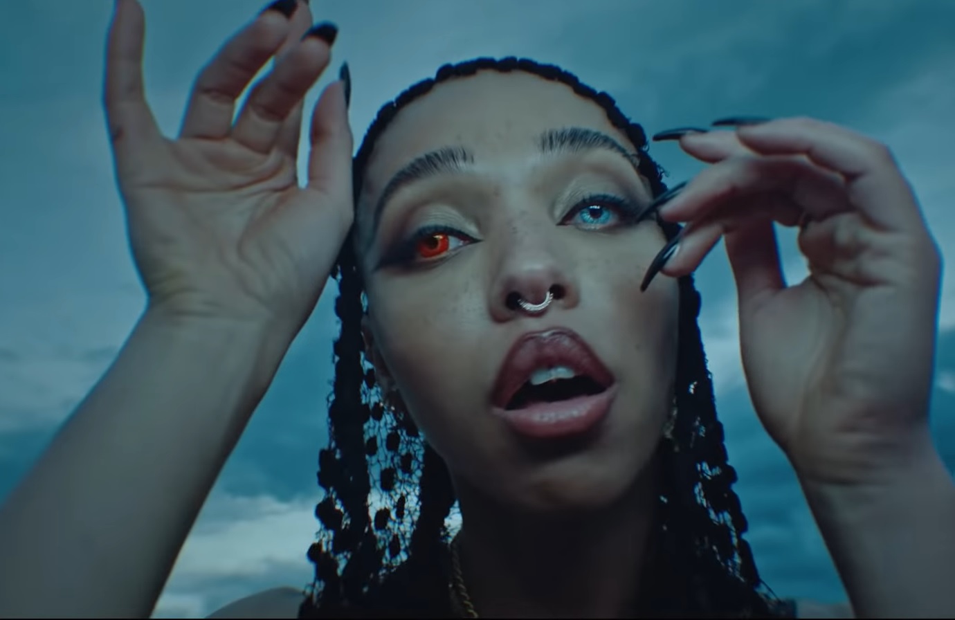 В 2019 году крутой музыки вышло настолько много, что мне пришлось буквально отрывать от сердца некоторые альбомы (прости, Дэнни Браун). Тем не менее, из долгих метаний и споров с самим собой в конце концов все же родился список, включивший в себя лучшую музыку года, запечатленную в альбомном формате: рвущий душу авант-поп (FKA Twigs), новаторские рэп-записи (Tyler, The Creator) и самый аутентичный панк-рок (Fontaines D.C.). Главное, помните — это всего лишь мое мнение.