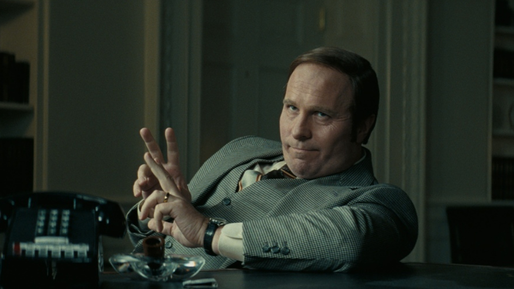 21 февраля до наших кинотеатров наконец доберется байопик «Власть» (Vice) про Дика Чейни — вице-президента США в период, когда президентом был Джордж Буш-младший (2001–2009). Считается, что власти у Чейни было больше, чем у формального главы государства. Поставил фильм режиссер «Игры на понижение» Адам Маккей. В этом материале я расскажу, почему картину стоит посмотреть, даже если вы не интересуетесь политикой (и она пока не интересуется вами).