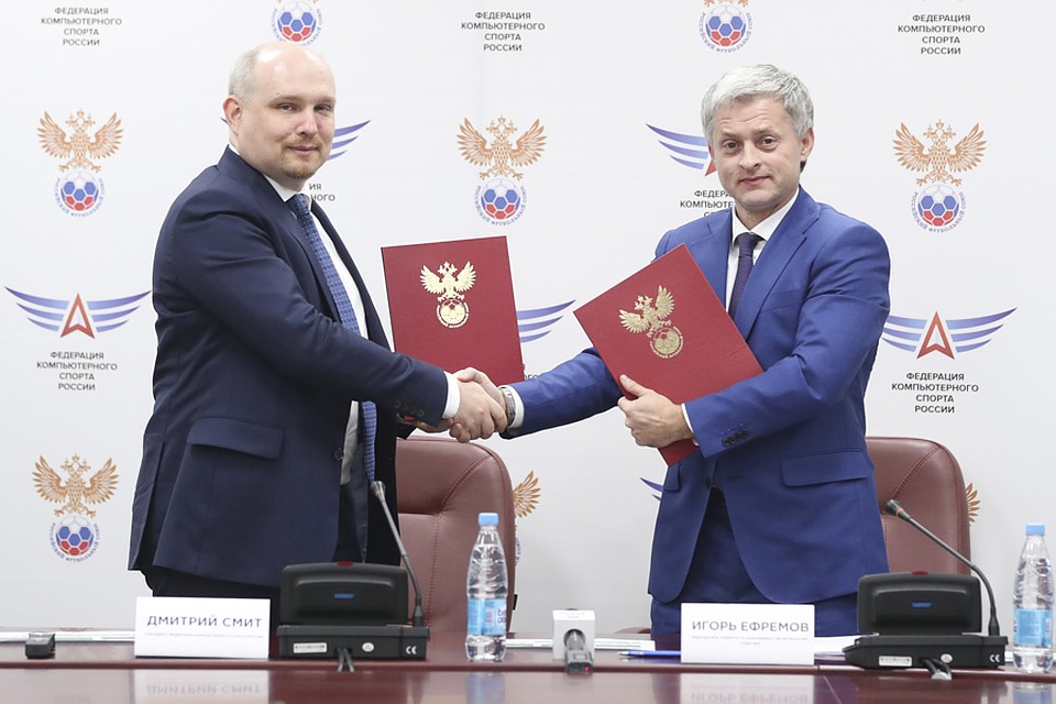 Летом 2016 года состоялось признание киберспорта. Изначально компьютерный спорт включили в первый раздел Всероссийского реестра видов спорта, но через год переместили во второй. Тем самым, электронный спорт встал в один ряд с традиционными видами спорта — баскетболом, хоккеем и футболом. По крайней мере, об этом свидетельствуют официальные бумаги. Но изменилось ли реальное положение дел на отечественной киберспортивной сцене? Могут ли теперь талантливые игроки рассчитывать на ту помощь и поддержку, которую получают преуспевающие спортсмены? Готовы ли российские университеты к академическим грантам для геймеров? Может ли киберспортсмен получить спортивный разряд? Найти ответы на обозначенные вопросы любопытно хотя бы потому, что признание компьютерного спорта преподносилось как многообещающее событие. Настал момент выяснить, что у Федерации компьютерного спорта России (далее просто ФКС) получилось реализовать, а что еще только предстоит.