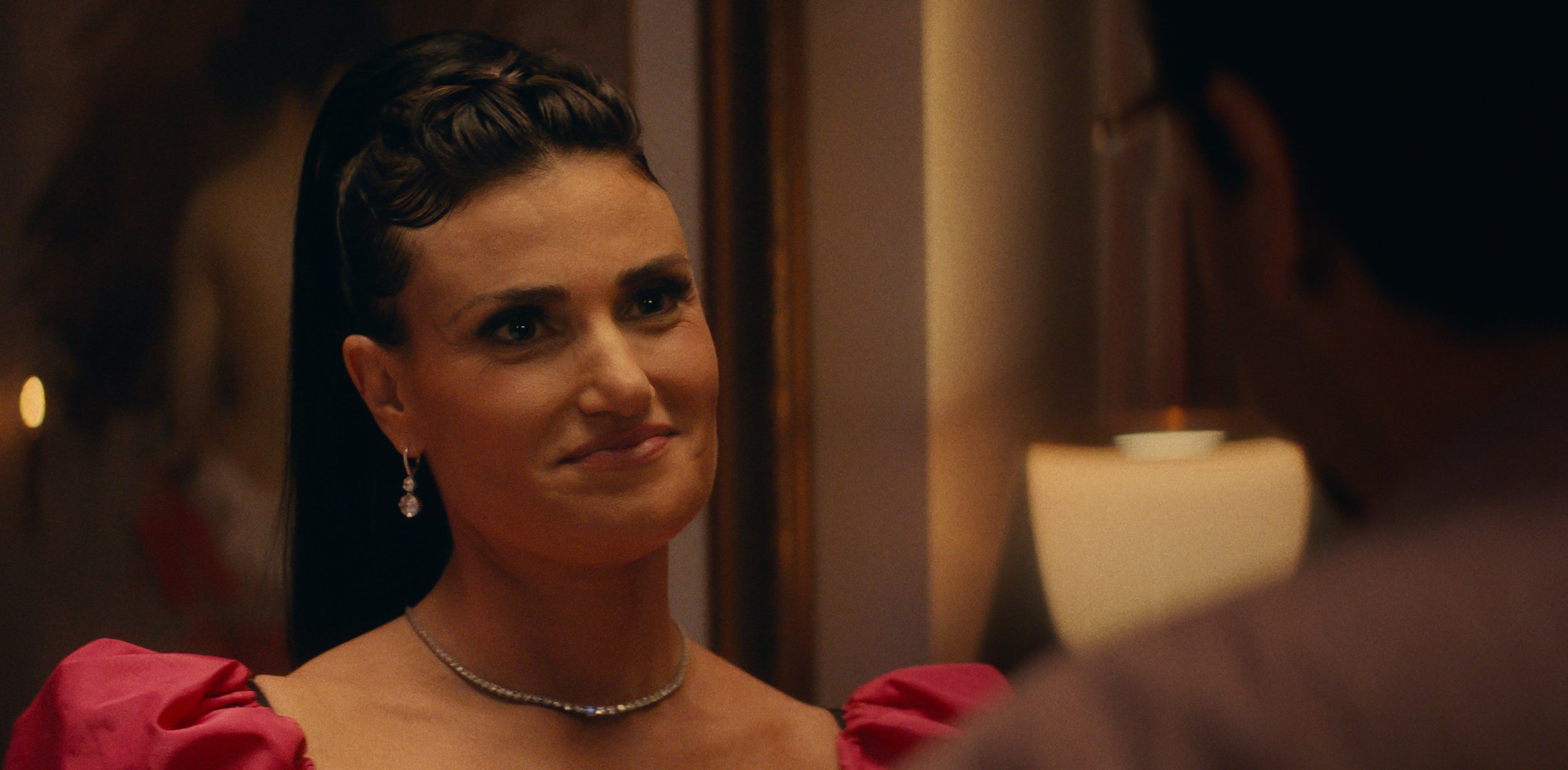 Голос Эльзы из «Холодного сердца» Идина Мензел играет жену главного героя. Льда в ее голосе, впрочем, здесь больше