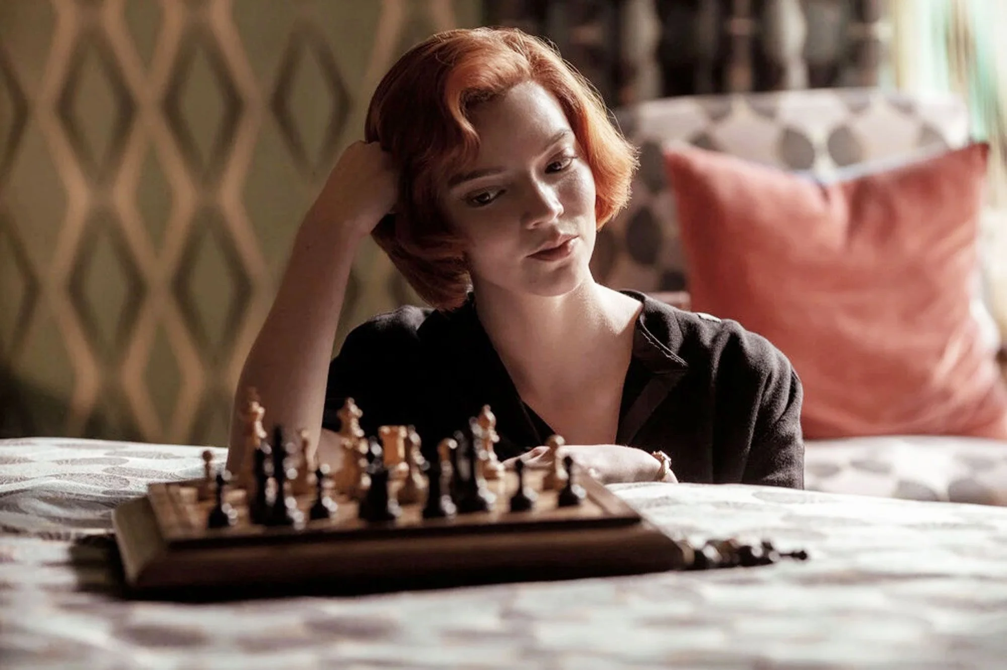 «Бет играет в шахматы с Богом». Странные, но неожиданно интересные теории фанатов о «Ходе королевы» - фото 1