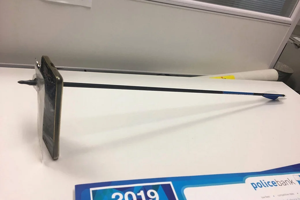 В Австралии iPhone спас жизнь пользователю, остановив стрелу, выпущенную из лука - фото 2