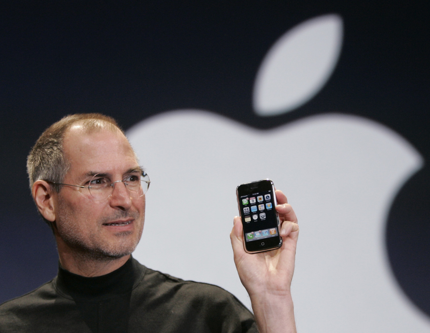 В 2007 году вышел первый iPhone — прототип современных смартфонов. До этого были КПК, коммуникаторы и прочие неудобные штуковины, а потом Стив Джобс и команда перевернули индустрию.