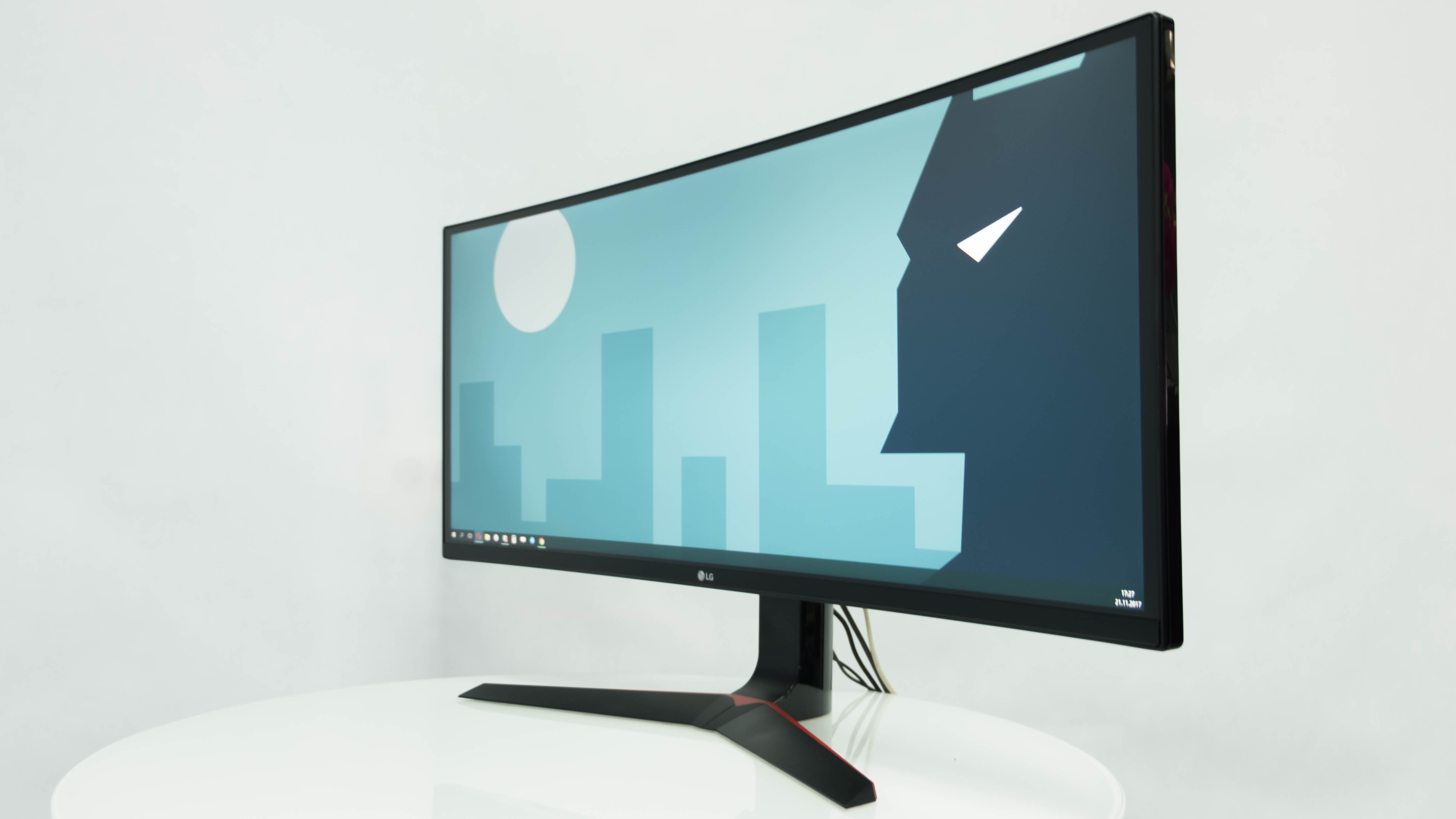 К нам на тест попал монитор LG 34UC79G Ultrawide — огромная изогнутая панель с весьма доступным ценником. Для чего вообще кроме игр может быть полезен такой широкий монитор? Давайте познакомимся с ним поближе и разберемся в этом подробнее.