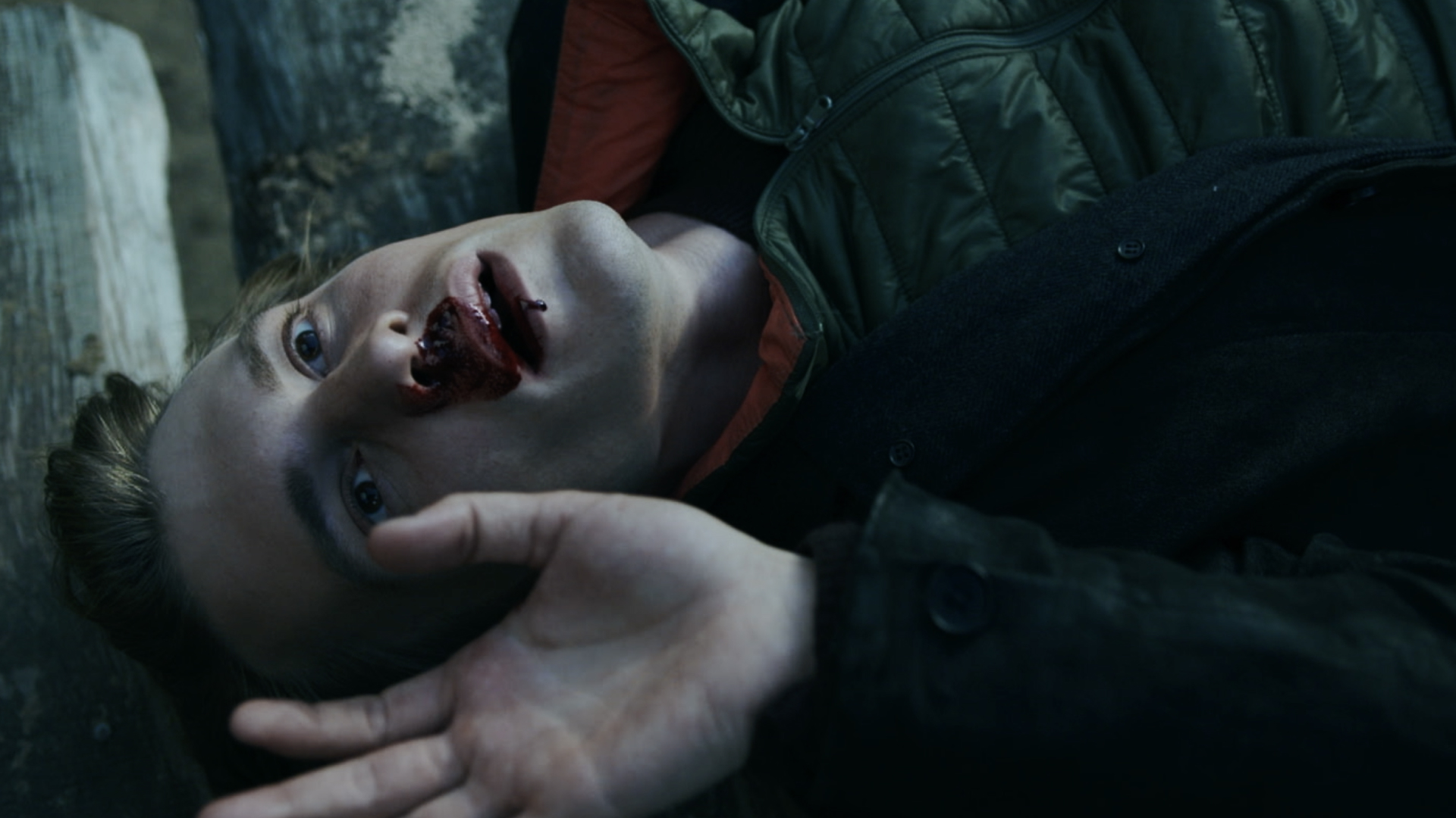 Сериал Дмитрия Глуховского «Топи» на КиноПоиск HD движется к завершению. Впереди две последние серии, но до сих пор непонятно, что там вообще происходит. Фанаты Глуховского устроили в социальных сетях настоящий разгул теорий заговора: от нормального русского манька до космического эксперимента пришельцев. Мы собрали шесть самых популярных теорий и аргументы в их пользу, чтобы и у вас был шанс выбрать любимую.