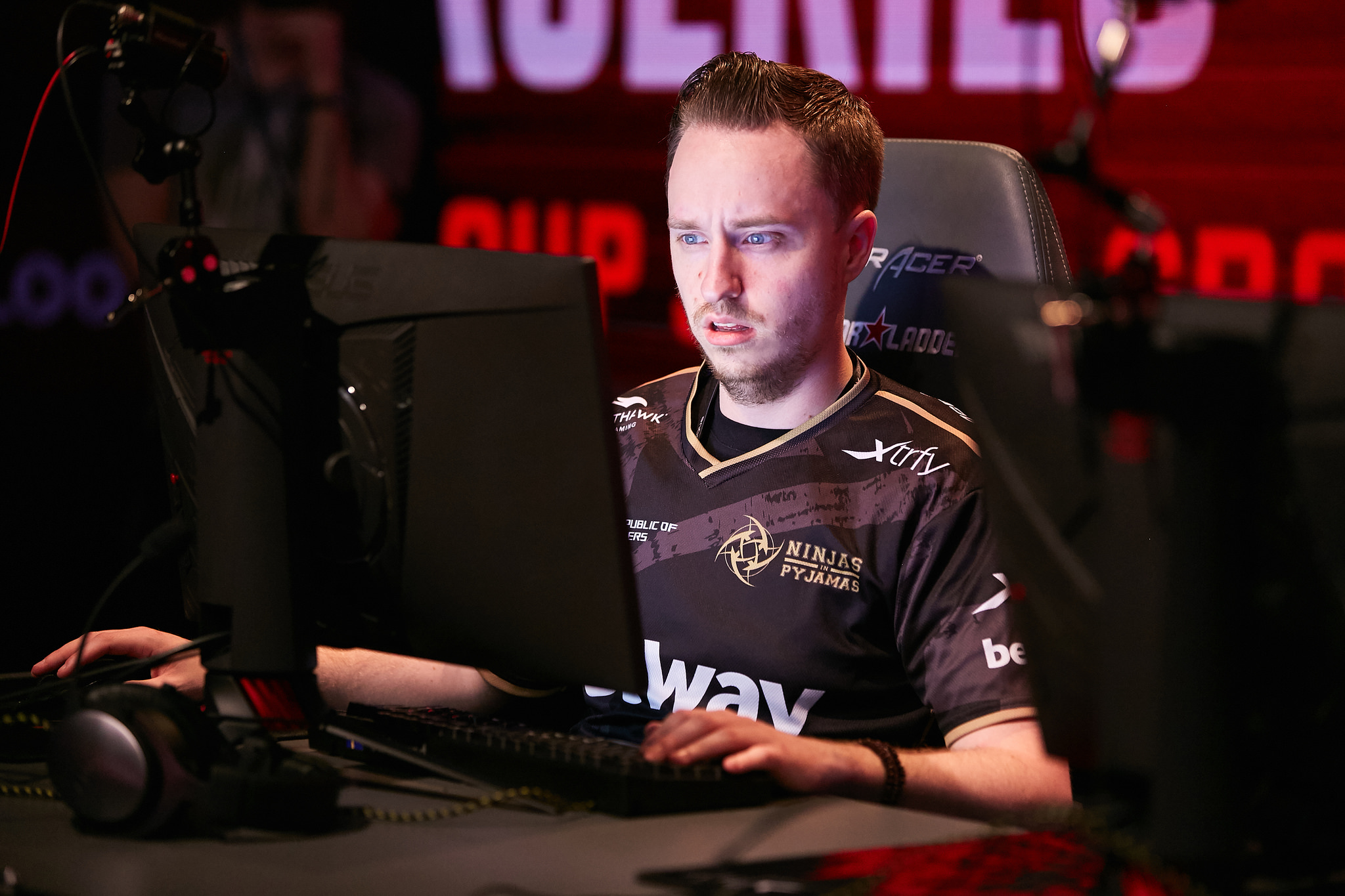 Перед стартом BLAST Pro Series Moscow «Канобу» удалось пообщаться с легендарным игроком Ninja in Pyjamas Кристофером «GeT_RiGhT» Алесундом. В ходе беседы он рассказал, как Counter-Strike изменила его жизнь, а также поделился секретом, как ему удается сохранять мотивацию на протяжении многих лет выступления на про-сцене.