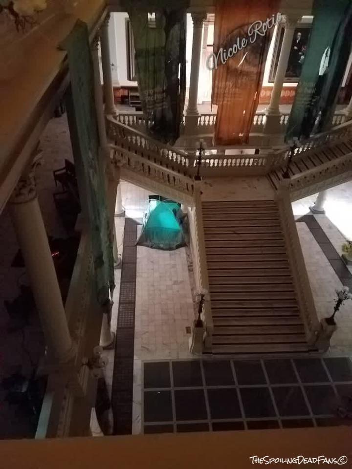 Что Рик и его люди забыли в Вашингтоне? Новые фото со съемок 9 сезона «Ходячих мертвецов» - фото 15