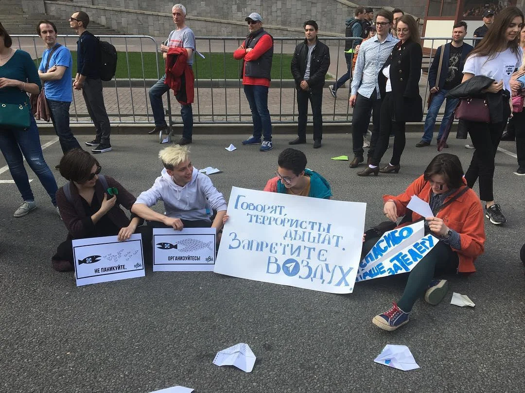 «Себе заблокируй»: как люди отреагировали на митинг против блокировки Telegram - фото 17