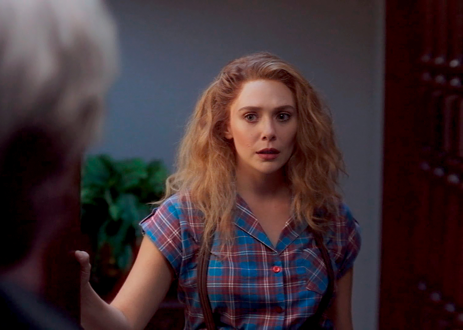 Новая серия «ВандаВижн» завершается одновременно большим клиффхэнгером и очень важным камео. Слухи об участии этого персонажа ходили еще летом 2020 года. Пятая серия однозначно подтвердила его появление — но что такой поворот значит для Ванды, всего сериала и киновселенной Marvel? Разбираем основные теории о том, кто на самом деле стоял на пороге дома Алой Ведьмы и Вижена.