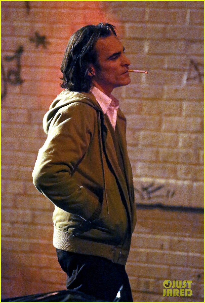 Хоакин Феникс без грима прогуливается по Нью-Йорку на новых кадрах со съемок «Джокера» - изображение 7 Хоакин Феникс без грима прогуливается по Нью-Йорку на новых кадрах со съемок «Джокера» - фото 7