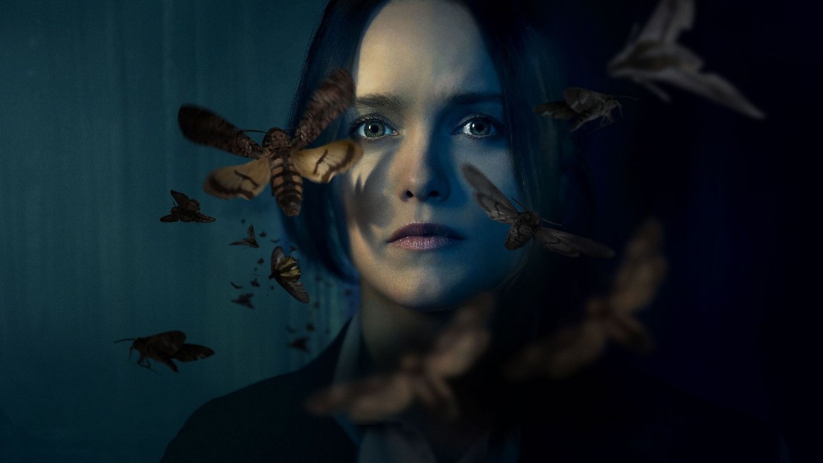 С 11 февраля на телеканале CBS и сервисе more.tv начала выходить «Кларисса» (Clarice). Сериал продолжает историю агента ФБР Клариссы Старлинг — культовой героини романов Томаса Харриса и фильма «Молчание ягнят». Прошел год с ее победы над маньяком и общения с опасным доктором Лектером, пришло время возвращаться к работе. Объясняем, почему стоит дать шанс продолжению легендарного фильма, которое выходит 30 лет спустя.