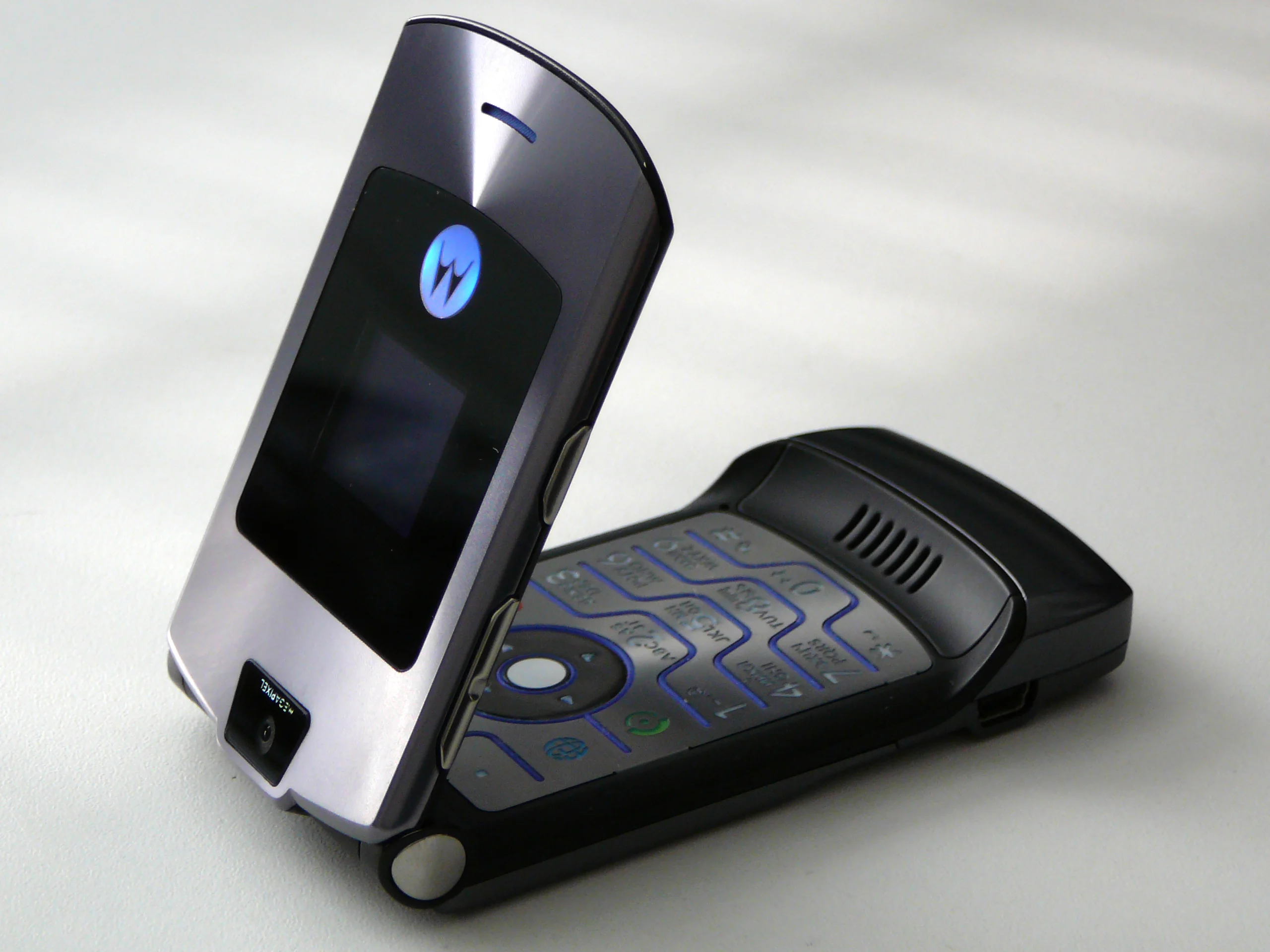 Глава Lenovo намекнул на перерождение Motorola Razr с гнущимся экраном - фото 1
