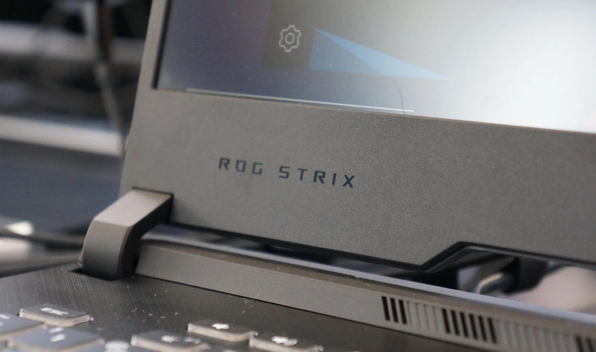 25 апреля компания Asus представила новые игровые ноутбуки серии Republic of Gamers, куда вошли модели ROG Zephyrus M и S, а также ROG Strix G и обновленные Hero III и Scar III. Кроме топовой серии видеокарт RTX, лэптопы оснащены свежими 1650 и 1660 Ti, а некоторые модели даже получили процессор Intel Core i9 девятого поколения. Мы побывали на презентации и расскажем о новинках более подробно.
