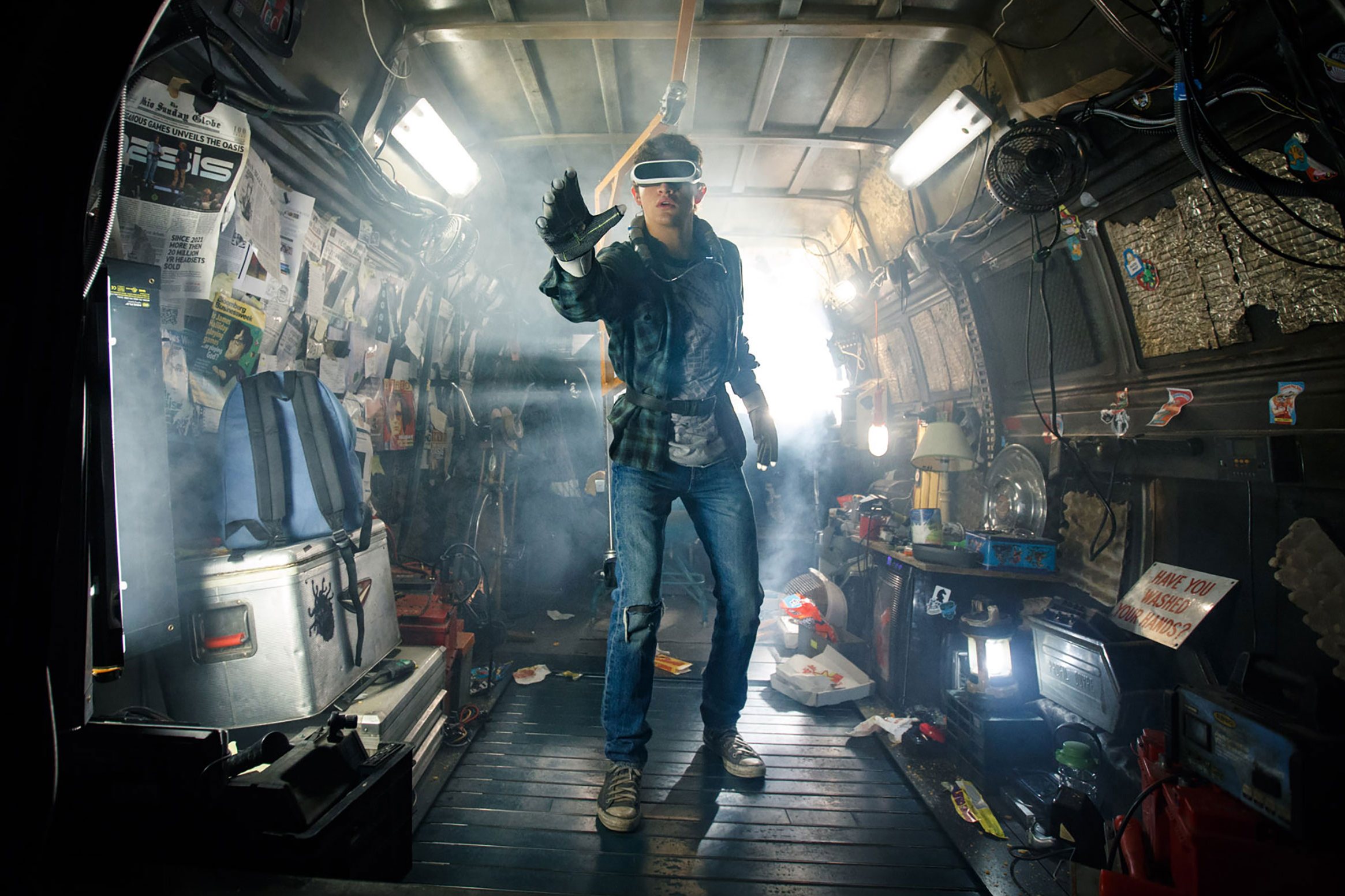 29 марта на наши экраны вышел «Первому игроку приготовиться», возвращение Стивена Спилберга к жанру большого развлекательного кино, к фантастике и приключениям. В 2045 году реальный мир стал крайне неуютным местом, поэтому люди находят утешение в виртуальном «Оазисе». Умерший создатель завещал полный контроль над игрой и все свое состояние тому, кто сможет пройти три испытания и отыскать особое пасхальное яйцо.