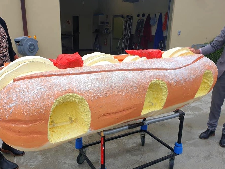 Пиратский корабль, блоки Lego, пожарная машина: бизнесмен создаёт необычные гробы - фото 1