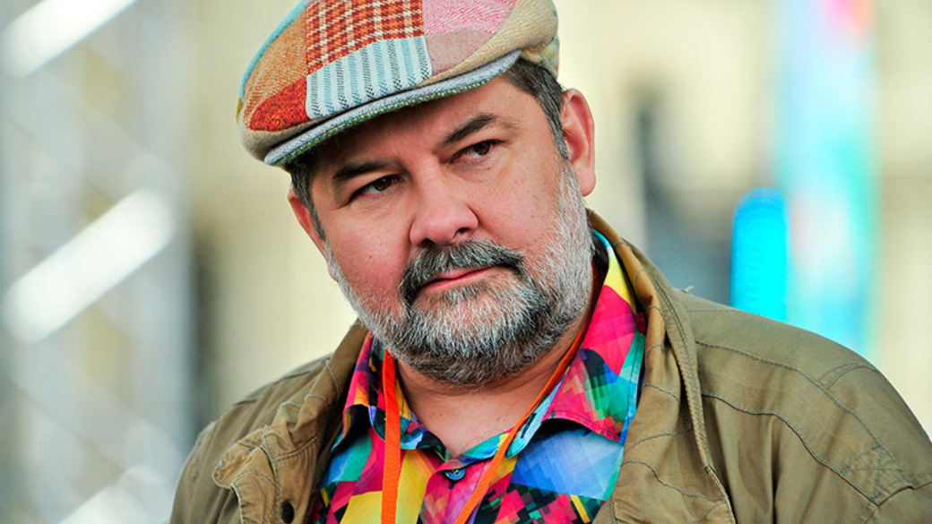 По случаю премьеры проекта «Дозор. True Magic Show» нам удалось пообщаться с величайшим ныне живущим русскоязычным фантастом — Сергеем Лукьяненко. Помимо музыкального иллюзиона по мотивам Дозоров мы очень откровенно поговорили о том, как автор воспринимает книги и фильмы об Антоне Городецком в 2019 году, возвращении Сергея Васильевича в космическую оперу с романом «Предел», смешной и нелепой телевизионной кухне происхождения «КваZи», «Ходячих мертвецах», «Игре престолов» и одном из фильмов Marvel — а также о том, успеете ли лично вы дожить до сингулярности и фактического бессмертия.