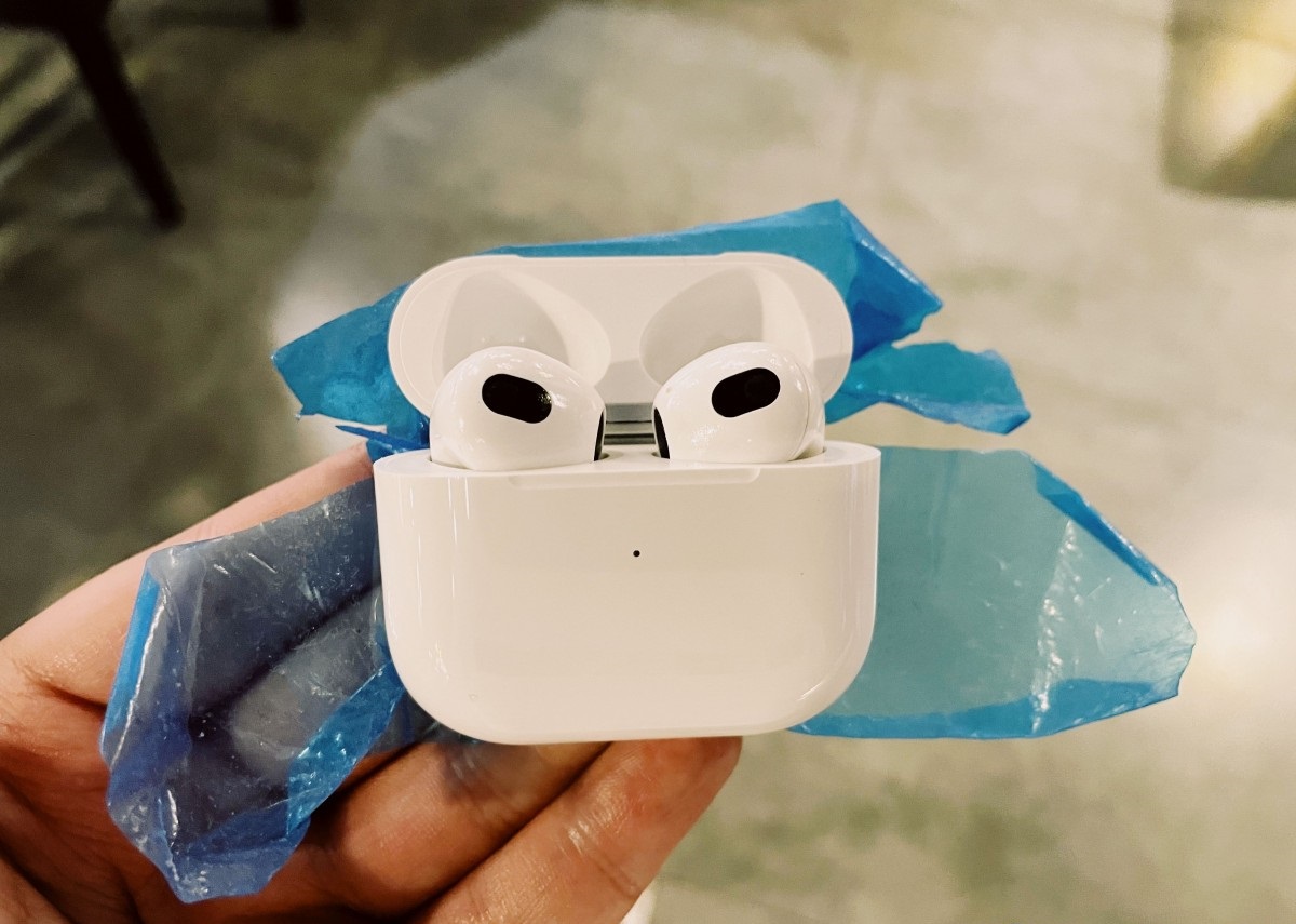 Опубликовано «живое» фото Apple AirPods 3 - изображение 1 Опубликовано «живое» фото Apple AirPods 3 - фото 1