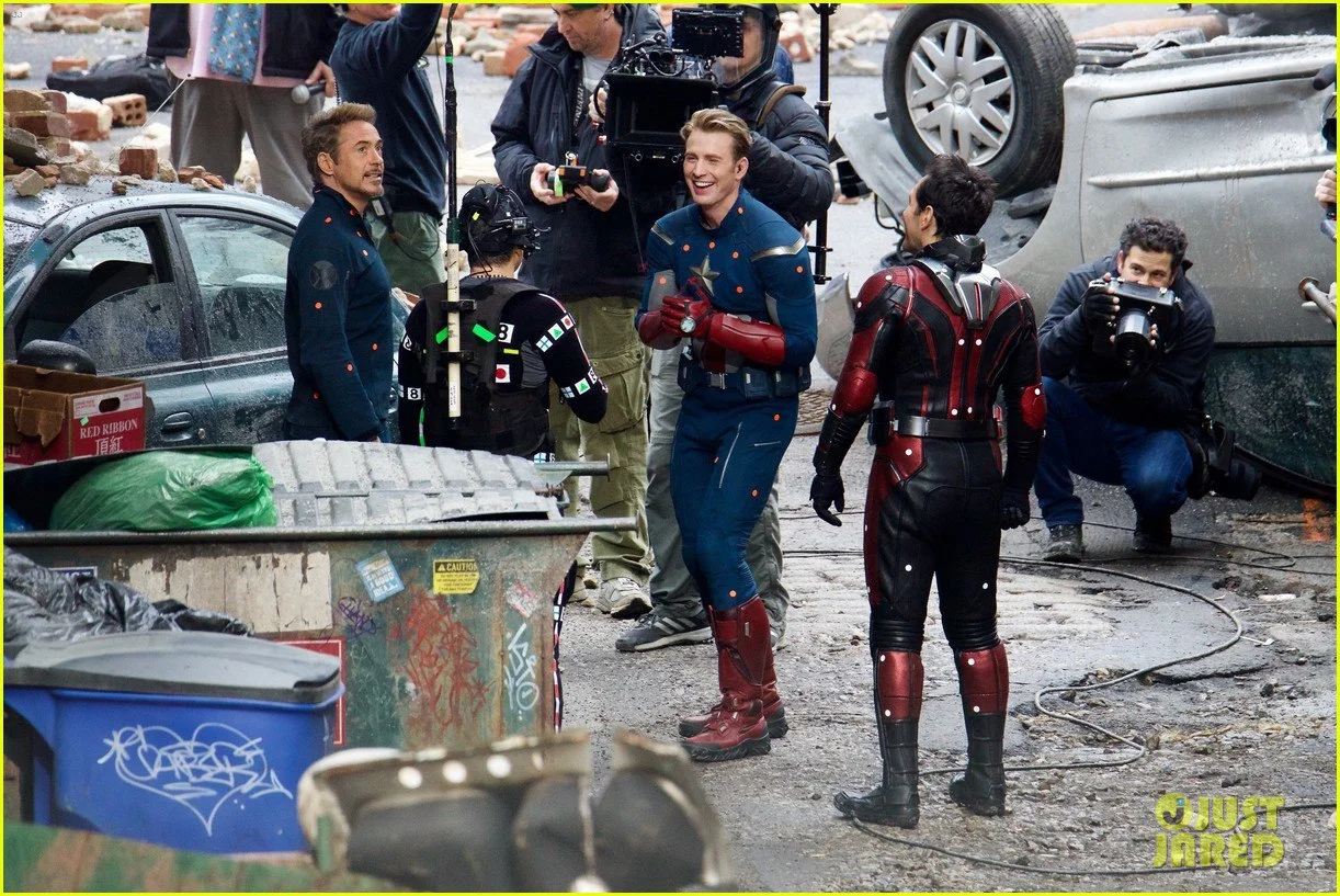 Роберт Дауни-младший, Крис Эванс и другие веселятся на новых фото со съемок «Мстителей 4» - фото 19