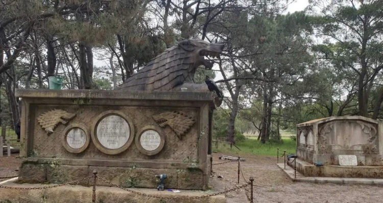«Держал дверь». В Австралии построили кладбище для мертвых персонажей «Игры престолов» - фото 2