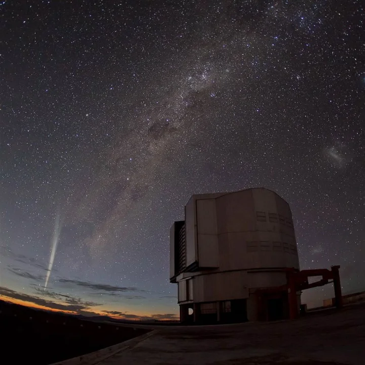 А эта та же комета Лавджоя, только снятая двумя годами ранее (22 декабря 2011 года) и с Земли возле Европейской южной обсерваторией в Чили.
