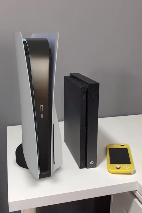 Наглядное сравнение размеров консолей Sony PlayStation 5 и Xbox One X - фото 1