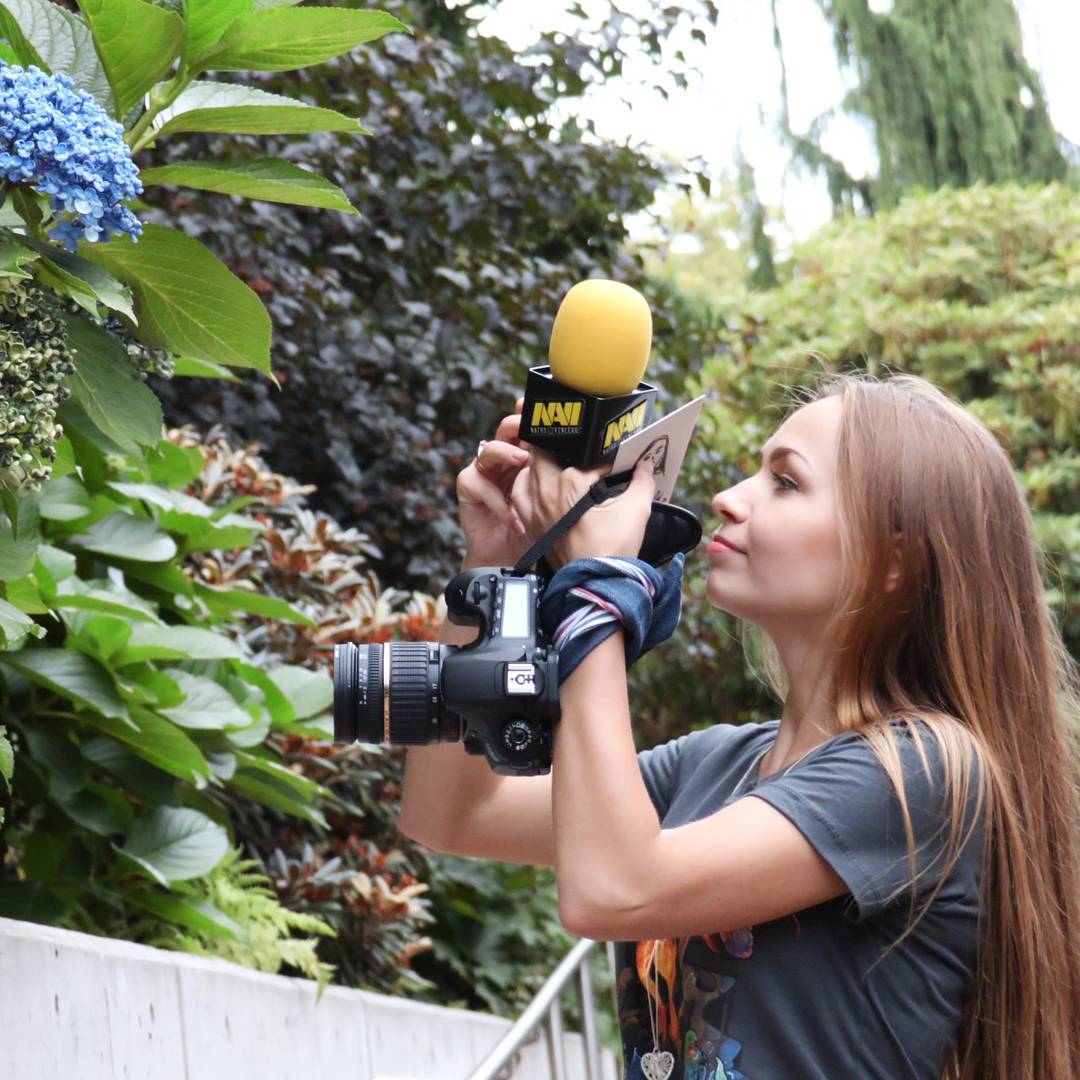 Розовый цвет ей идет!? Бессменная ведущая Natus Vincere - фото 1