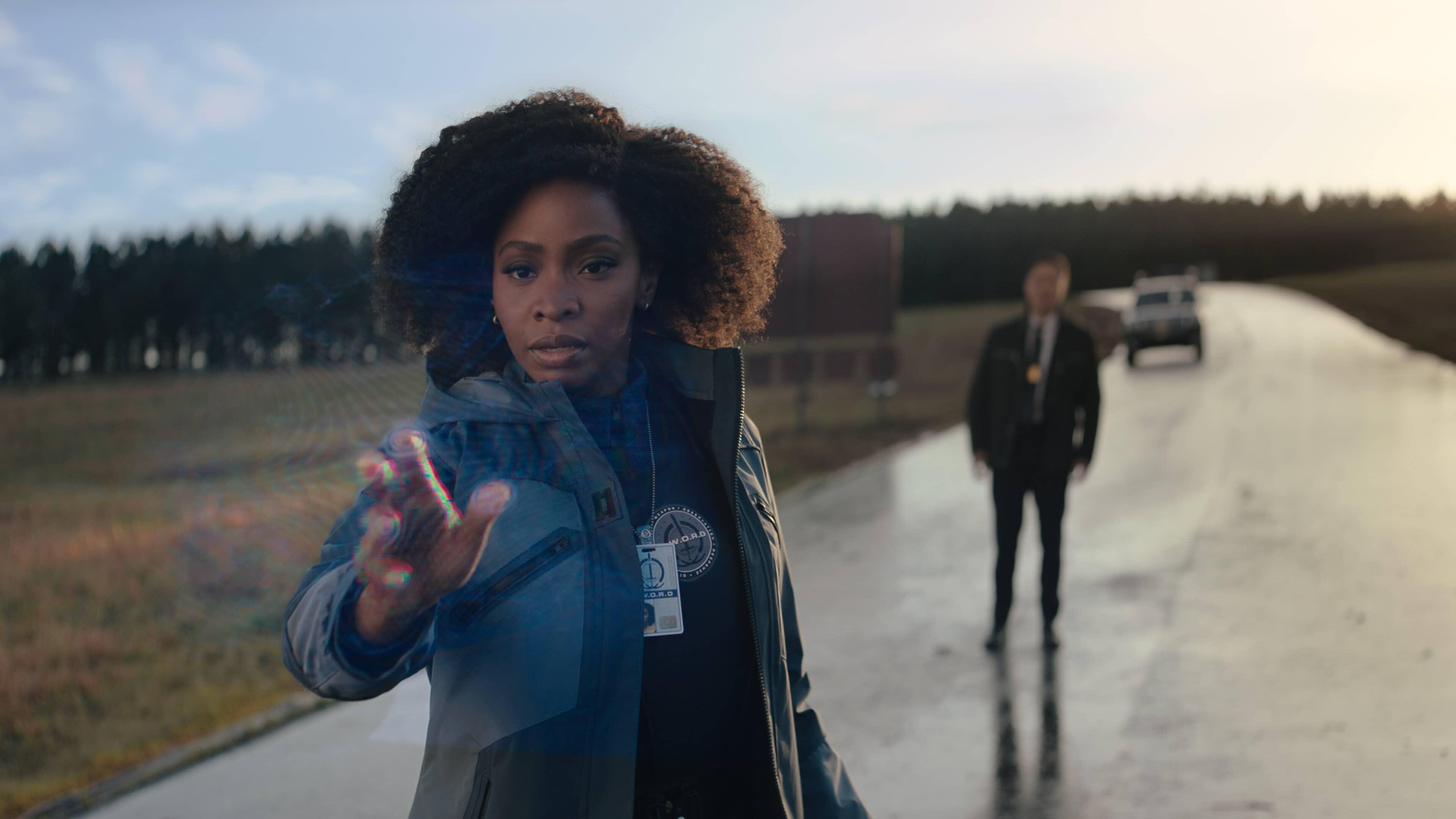 29 января на Disney+ вышел очередной эпизод мини-сериала «ВандаВижн» (WandaVision). Из-за схемы релиза, которую уже отработали на «Мандалорце», сюжет сериала двигался медленно. Все три серии зрители следили за семейной жизнью Алой Ведьмы и Вижена. Но пришло время отвлечься от главных героев и узнать, откуда на фоне взялся закадровый смех — и что вообще происходит в этом сериале.
