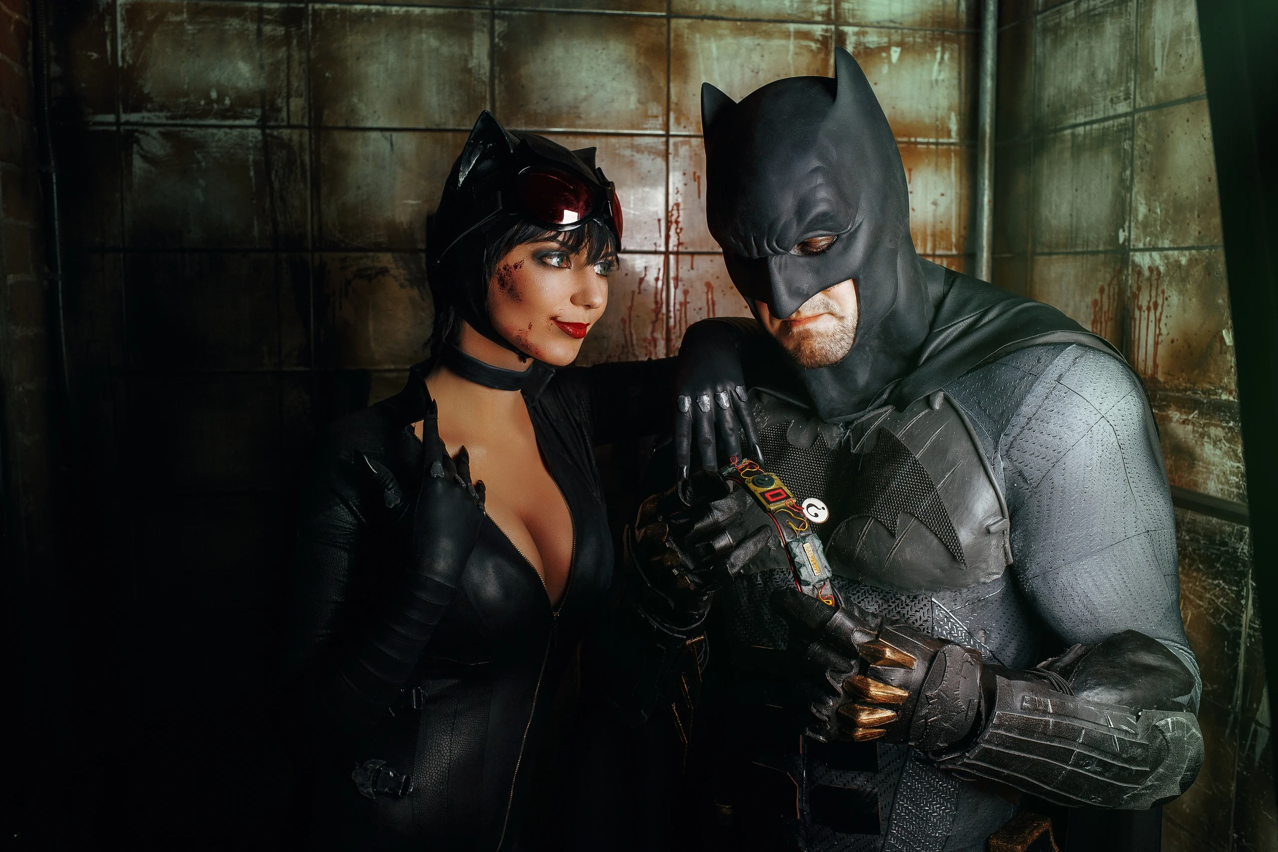 Бэтмен спасает Женщину-кошку из плена Загадочника в новом косплее - фото 6