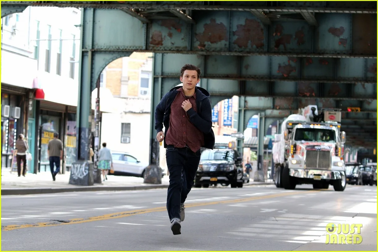Питер Паркер куда-то бежит на свежих фото со съемок фильма «Человек-паук: Вдали от дома» - фото 5